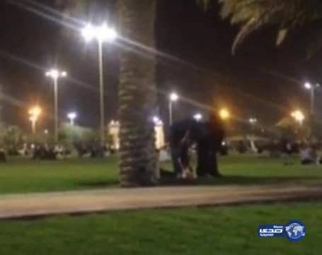 بالفيديو: امرأة تؤم رجلاً في حديقة "واجهة الدمام"