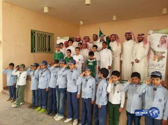 طلاب ومنسوبي تحفيظ بقيق الابتدائية بصوتٍ واحد " كلنا جنود سلمان "