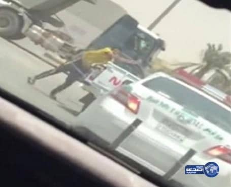 بالفيديو.. شابان يعتديان على دورية مرور باستهتار واضح في أحد شوارع الرياض