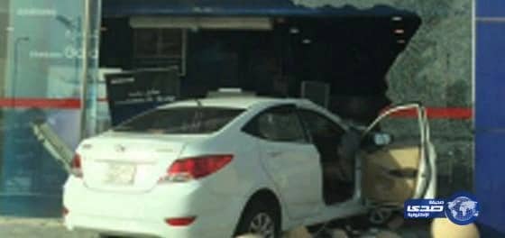 مركبة تُهشِّم واجهة «إكسترا» بالجبيل الصناعية