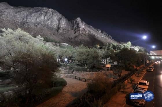 أمانة المدينة تستكمل مشروع إنارة جبل أحد من الناحية الشرقية