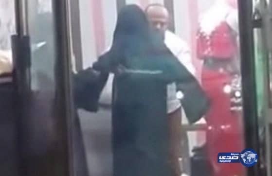 بالفيديو.. وافد يقوم بأخذ مقاسات فتاة مواطنة بطريقة غير لائقة