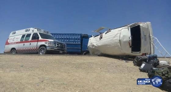 بالصور : اصابة سبعة معتمرين طريق الهجرة