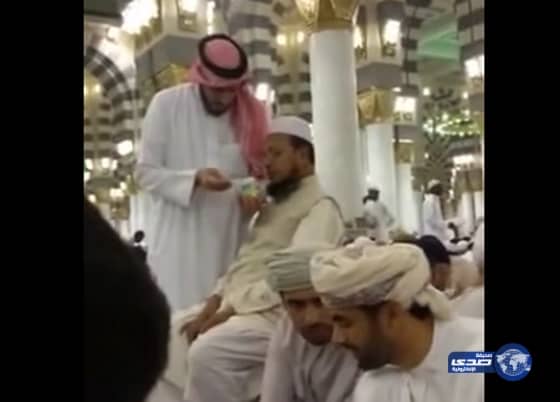 فيديو لمواطن يطعم مقيماً معاقاً بالحرم النبوي يحوز إعجاب المغردين