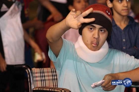 مُعاق يبهر الحضور بإعداد برنامجهم الأول بالرس