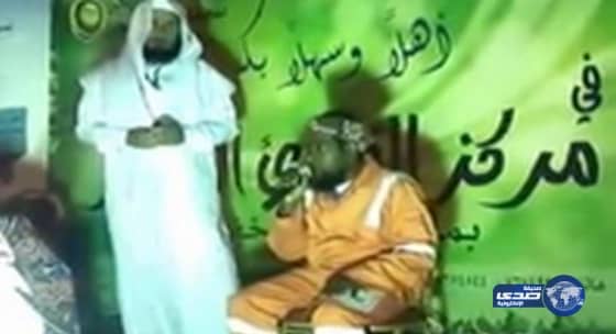 بالفيديو: عامل نظافة يبهر حضور مسابقة قرآنية بصوته الجميل