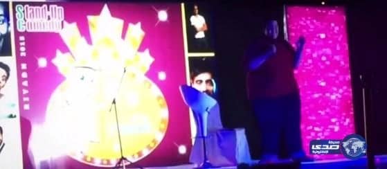 مقدم ستاند آب كوميدي معتذرا: "عاتبوني لكن الوالدة ما لها شغل" (مقطع صوتي)