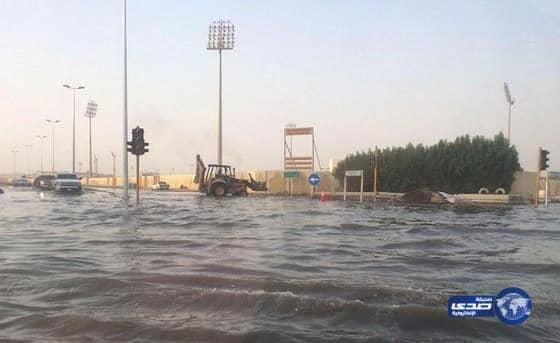 مقاول يتسبب بكسر خط رئيسي لمحطة الصرف بسيهات