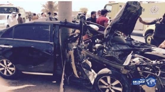 العناية الإلهية تنقذ مواطنًاً ومواطنة ارتطمت سيارتهما بعمود كهرباء بعرعر