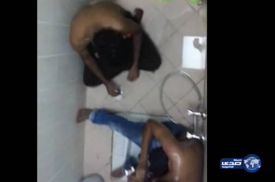 عاملان آسيويان يحقنان جسديهما بالمخدر داخل حمامات مسجد(فيديو)