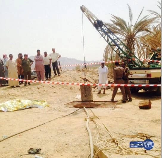 مدني العيص ينتشل جثة مقيم من بئر يدوي