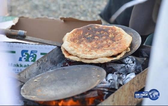 الخبز الجمري والشاي المحضر على النار تلقيان رواجاً من زوار جادة سوق عكاظ