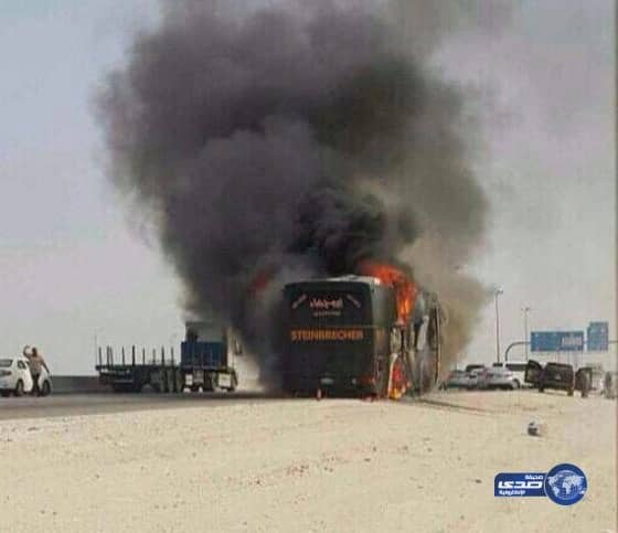بالصور احتراق حافله تقل ثلاثين معلم على طريق الدمام الأحساء
