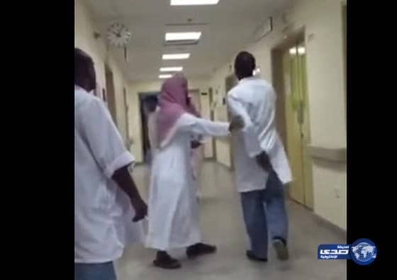 بالفيديو: طبيب يطرد مواطناً وهو يردد "أعلى ما بخيلك اركبه" و"الصحة" تحقق بالواقعة