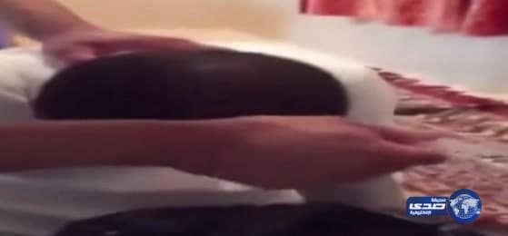 بالفيديو:راق شرعي يخرج الدم من رأس مريض ويزعم أنه علاج لعين الحسد