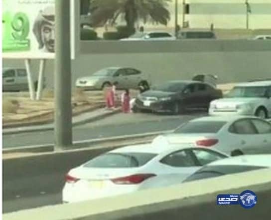 بالفيديو: أطفال يخففون عن والدهم حرارة الشمس أثناء إصلاحه لعطل في سيارته