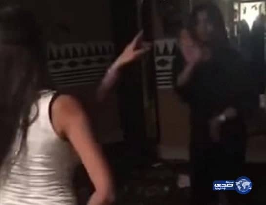 فيديو يكشف "فتيات" ينافسن راقصات "شارع الهرم" برقص فاضح على شيلات شعبية