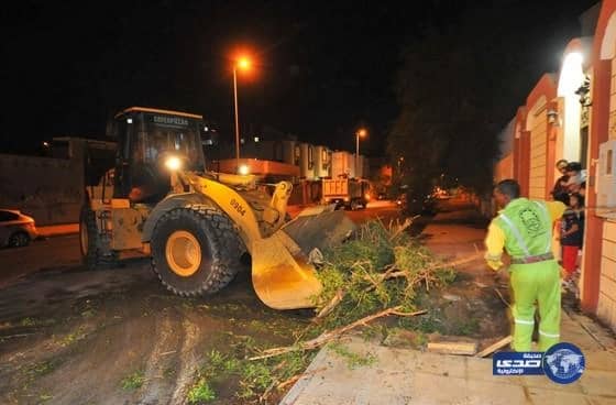 مواصلة اعمال ازالة مخلفات الامطار بمكه(صور)