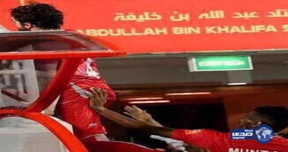 بالفيديو :لاعب لخويا "يهيج" على مشجع هلالي