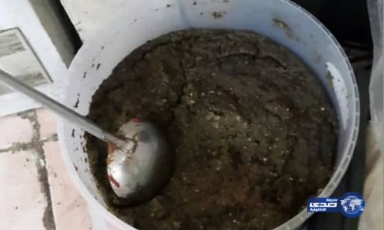 عمالة مخالفة تقوم بطهي أطعمة غير صحية بعزيزية مكة (صور)