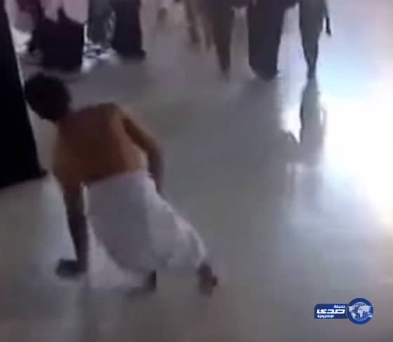 حاج «مبتور» القدمين يطوف على يد واحدة في الحرم المكي