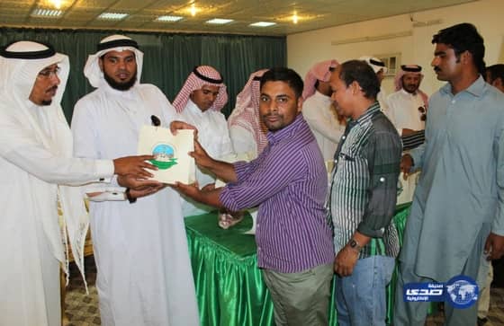 بلدية العيص تعايد عمال النظافة