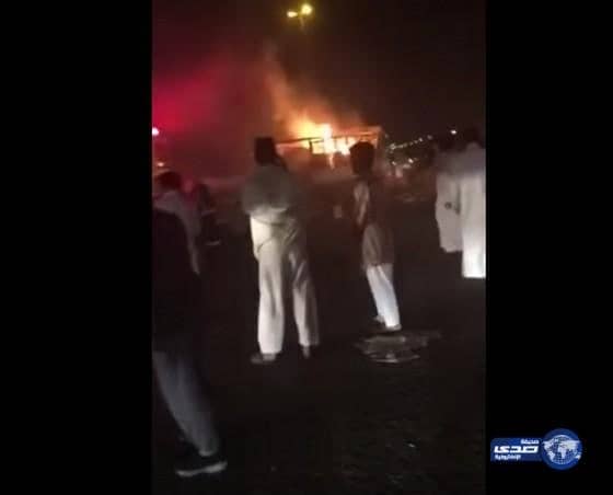 رجل أمن يناشد متجمهرين بالابتعاد عن موقع احتراق شاحنة(فيديو)