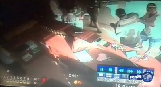 بالفيديو:مسئول في الخدمات الأرضية بمطار جدة يضرب عمال صالة الحجاج 