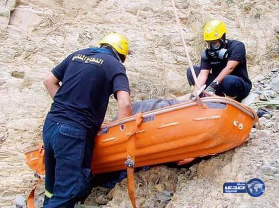 الدفاع المدني ينتشل جثة مسن من منحدر جبلي برجال المع