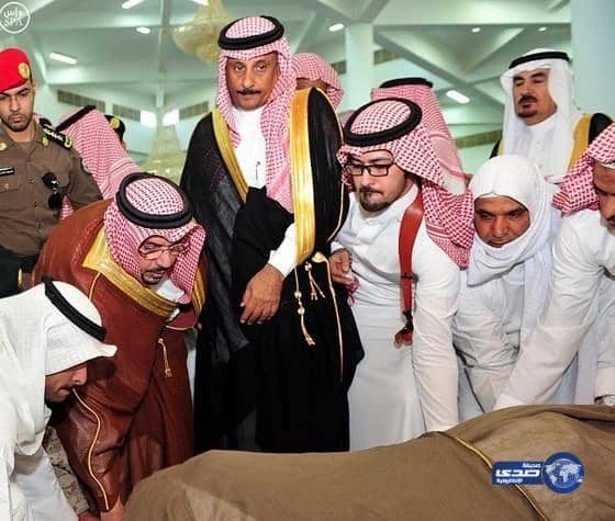 أمير القصيم يؤدي صلاة الميت على الشهيد المطيري