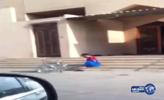 بالفيديو شاب مبتور الرجل والايدي لم تمنعه الاعاقه عن اداء الصلاه بالمسجد