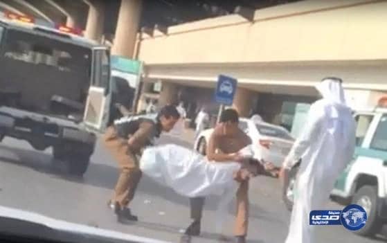 بالفيديو ..معركة "كر وفر" بين شاب وعناصر دورية مرور بالرياض ينتهى بمد اليد!