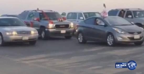 بالفيديو:شاب استقبل والدته بعد عودتها من رحلة علاجية بطريقته الخاصة!