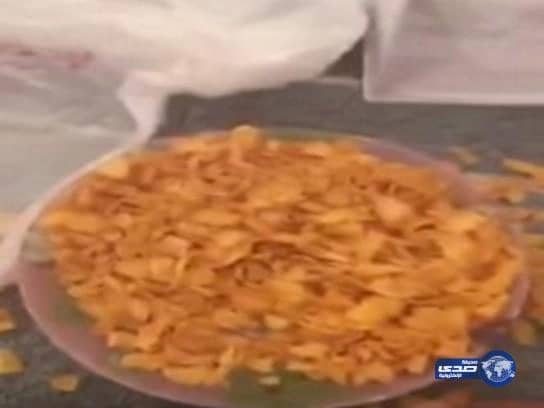 بالفيديو .. مواطن يعثر على ديدان داخل عبوة "كورن فليكس"