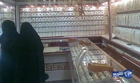 الإطاحة بتاجر ذهب تستر على "فتاة المجوهرات" وباع مسروقاتها بمحله بالرياض