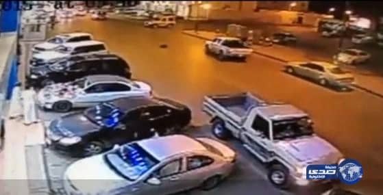 بالفيديو.. سيارة تدهس طفلاً أمام والدته بسكاكا