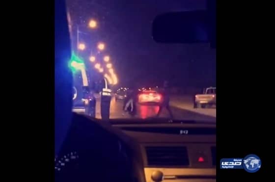 بالفيديو: فتاة ترمي نفسها من سيارة خاطفها أمام نقطة تفتيش بالرياض