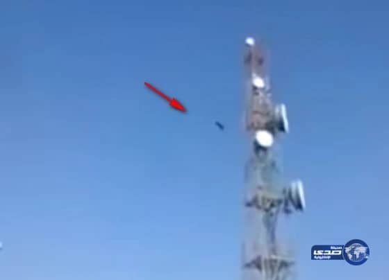 بالفيديو.. لحظة انتحار مصري من فوق برج اتصالات