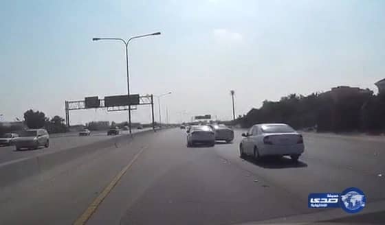 بالفيديو: .. تعمد شاب صدم سيارة و قلبها بعد كوبري الدوحة بالدمام