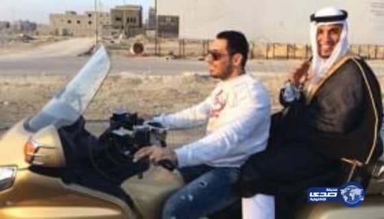 عريس يتخلى عن السيارة الأنيقة ويزف إلى عروسه على ظهر دراجة نارية