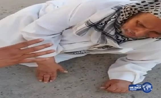 بالفيديو: عامل يلقى بمسن على كرسي متحرك خارج مستشفي عفيف والصحه تحقق