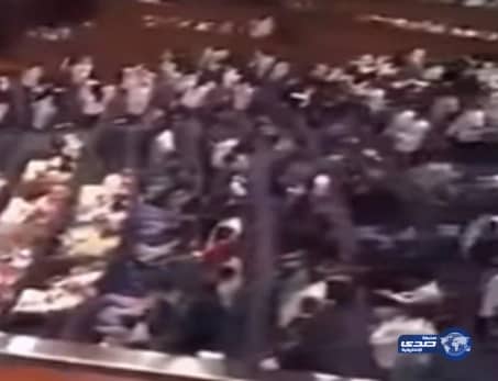 بالفيديو: جمهور الرايات السود يتحدى "الدواعش" مردداً النشيد الوطني السعودي