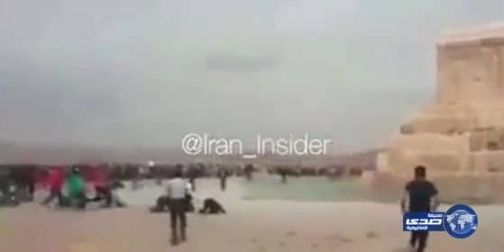 بالفيديو : فضيحة الإيرانيين وهم يسجدون لقبر الملك المجوسي كورش