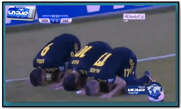 لاعبو السويد يسجدون لله أحتفالا بتسجيل هدف