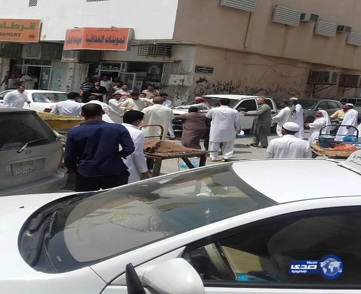 بالفيديو.. مشاجرة دامية بين "عمالة وافدة" بعد صلاة الجمعة بالرياض بسبب بسطة