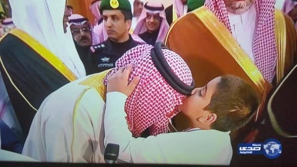 بالفيديو:في موقف ابوي سمو ولي العهد يقوم بتكريم عدد من أبناء الشهداء