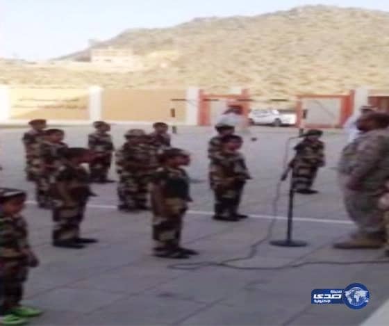 بالفيديو:مدير مدرسة يظهر بالزي العسكري امام طلابه تضامناً مع عاصفة الحزم