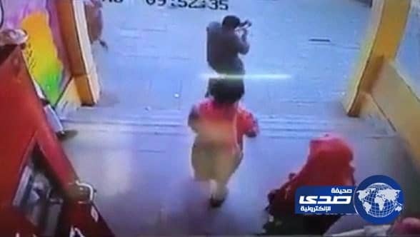 بالفيديو.. لحظة إطلاق طالب النار على مدرسته في بيشة