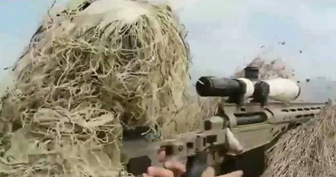 بالفيديو .. مهمة خاصة لقناصين من حرس الحدود داخل الأراضي اليمنية