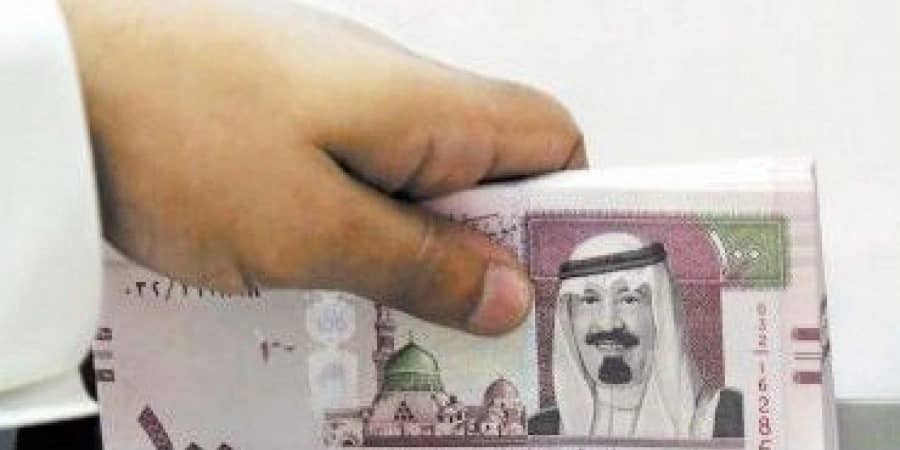 تحويلات المواطنين والوافدين تتراجع لأول مرة منذ 11 عاماً